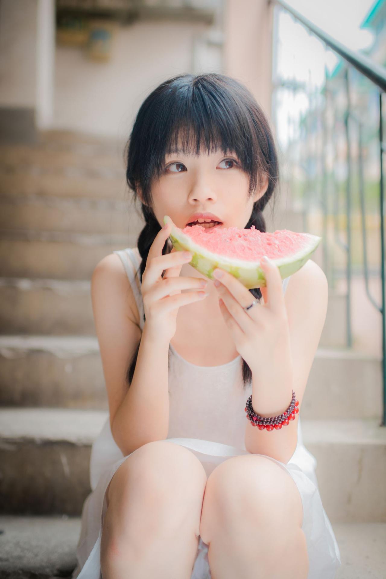 佐流张开嘴吃西瓜正面立幅照