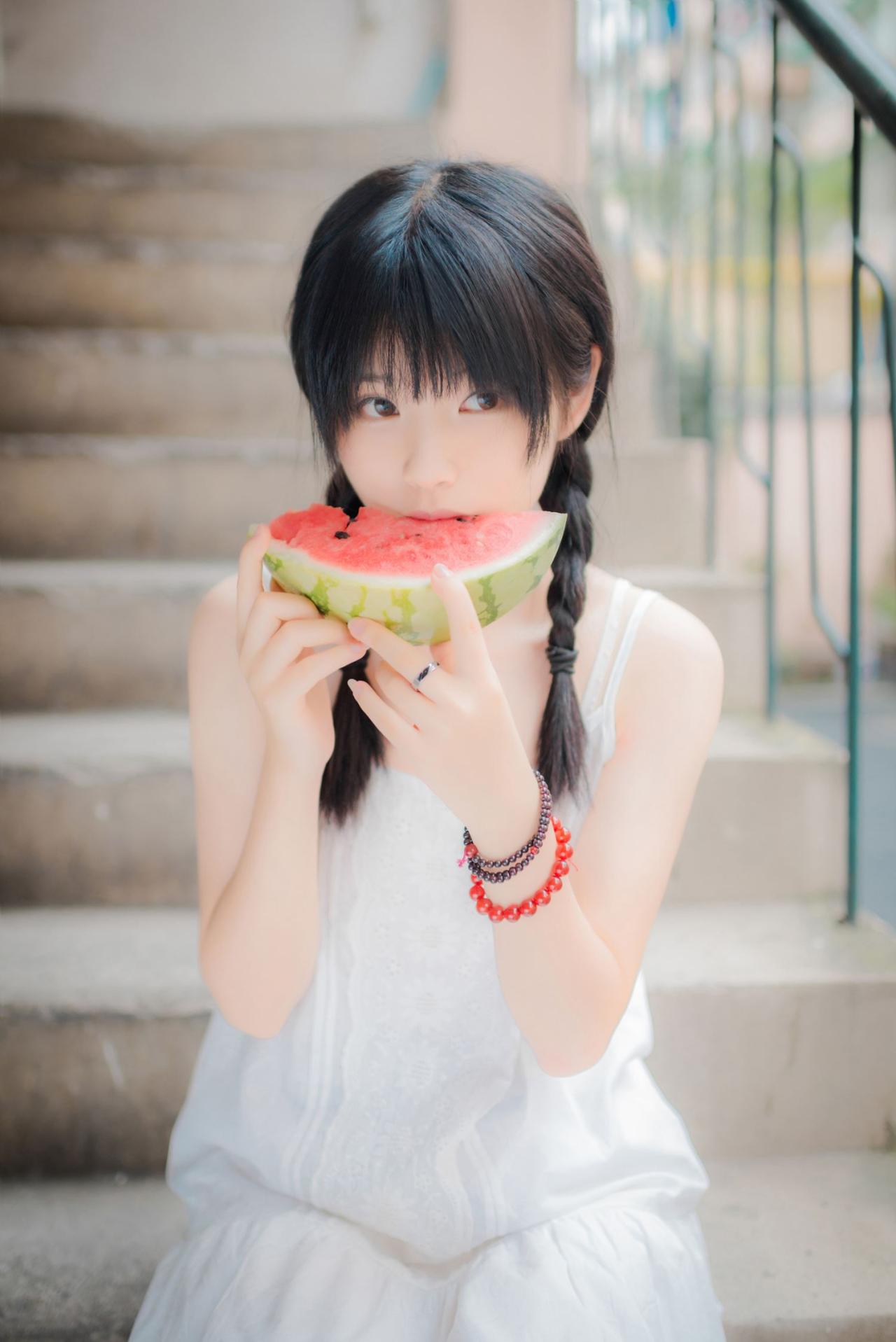 佐流坐在台阶上咬着西瓜走神中