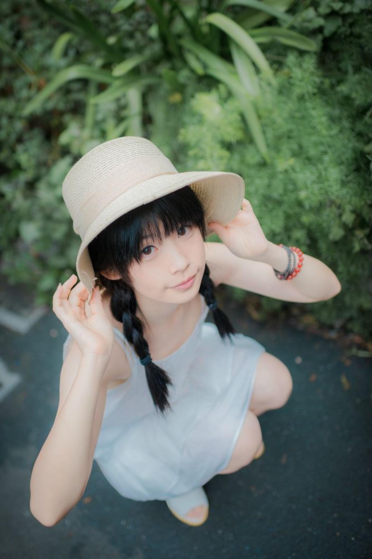 佐流戴着草帽蹲在草丛旁