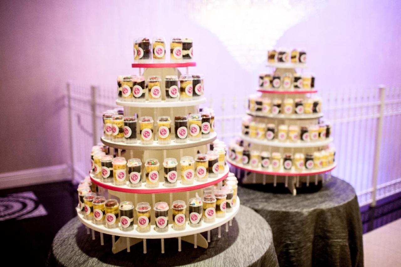 推筒蛋糕摆成的生日蛋糕