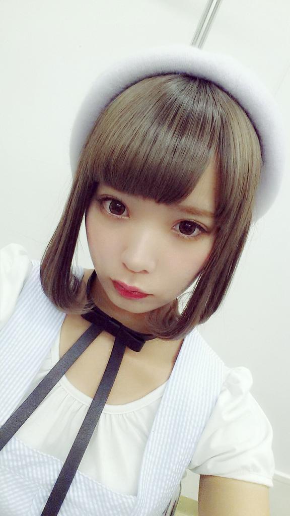 mim戴着帽子披着棕色头发，三七分刘海儿自拍照