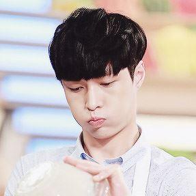 EXO张艺兴月饼脸嘟嘴卖萌头像