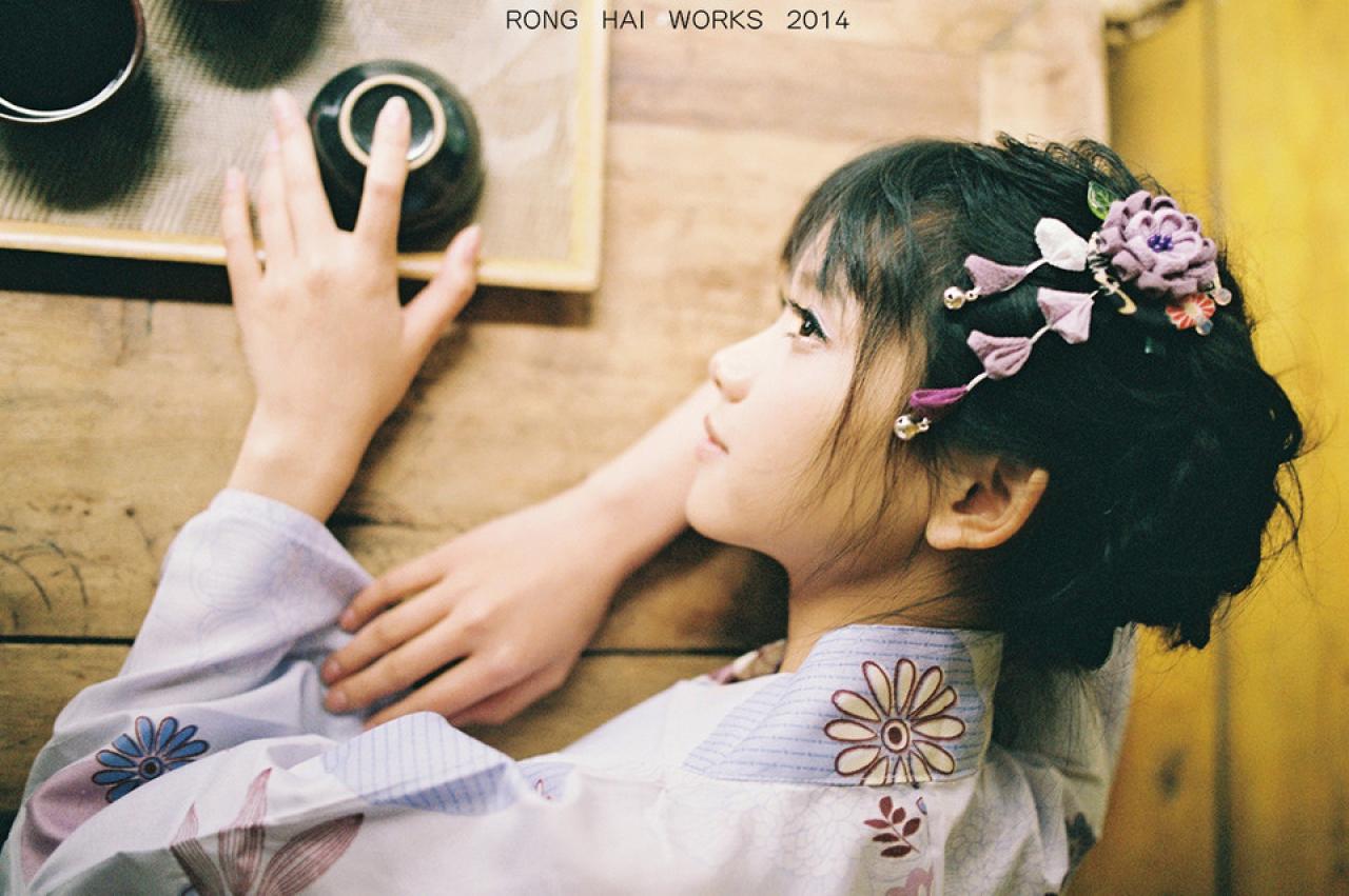 猫梓扒在桌子上，手指触碰倒扣的茶碗底部