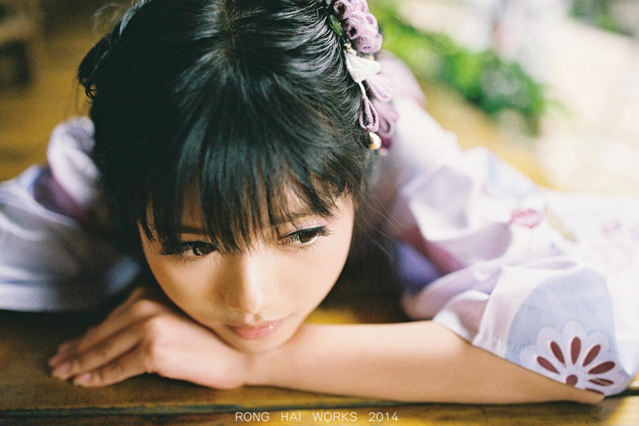 猫梓扒在桌子上的脸部特写