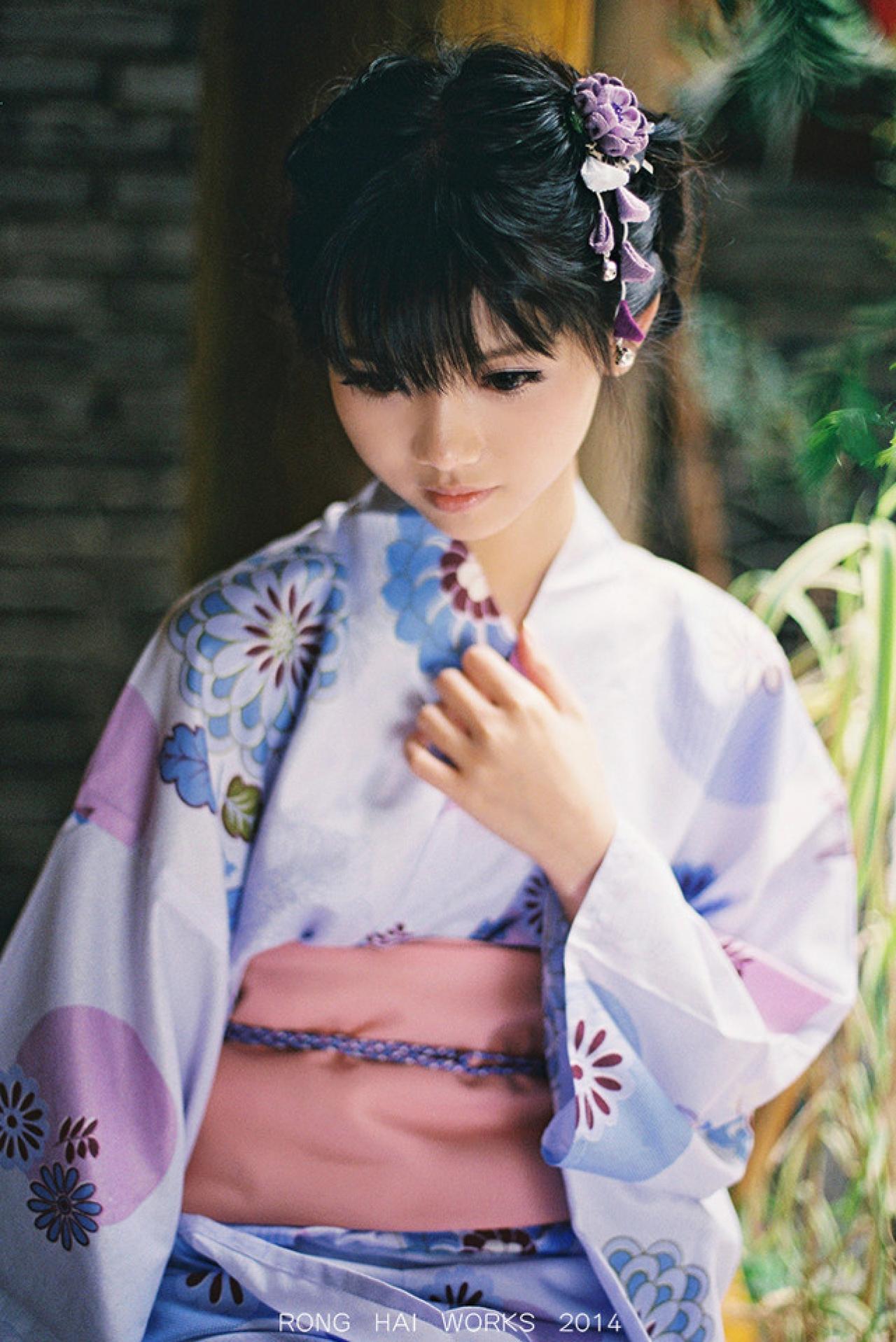 猫梓端坐着，手放在领口衣襟上