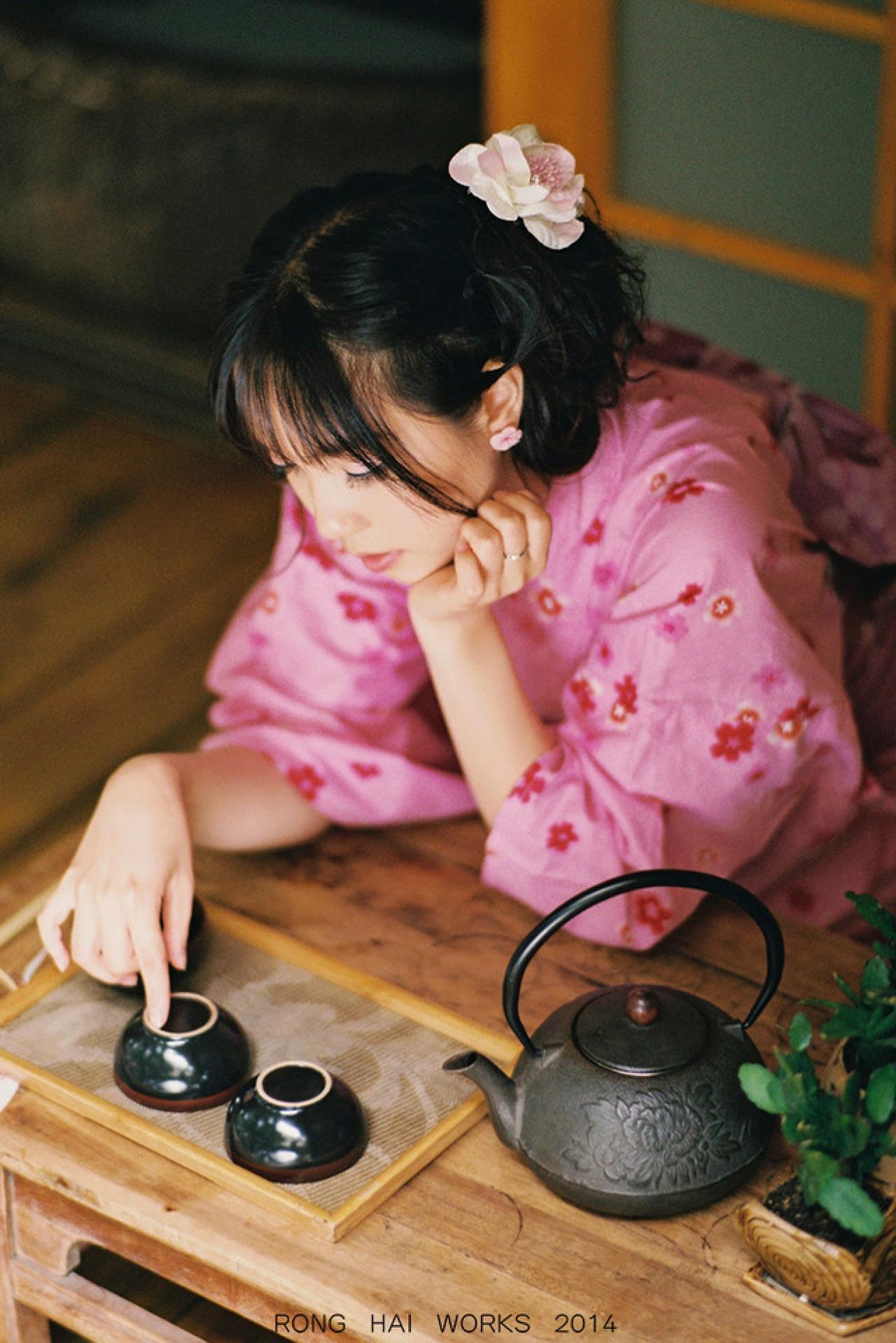 七七扒在桌子上，用手指按着倒扣的茶碗底部