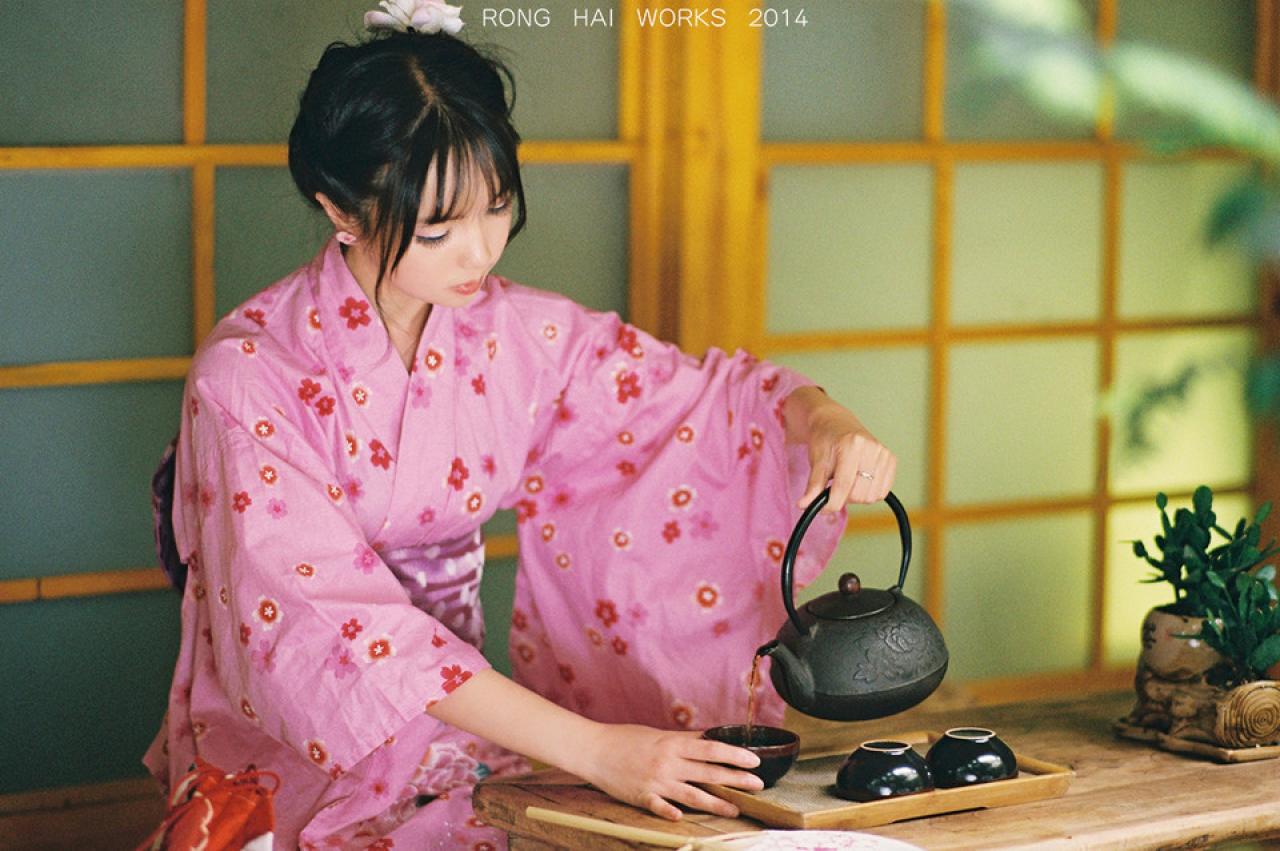 七七扶着猫梓，倒茶的情景