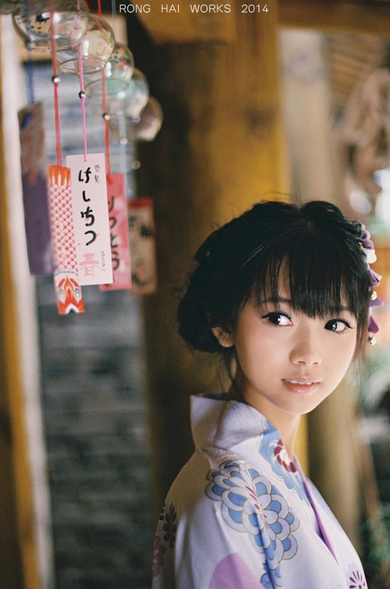 猫梓穿着深紫色浴衣站立的上半身侧面照