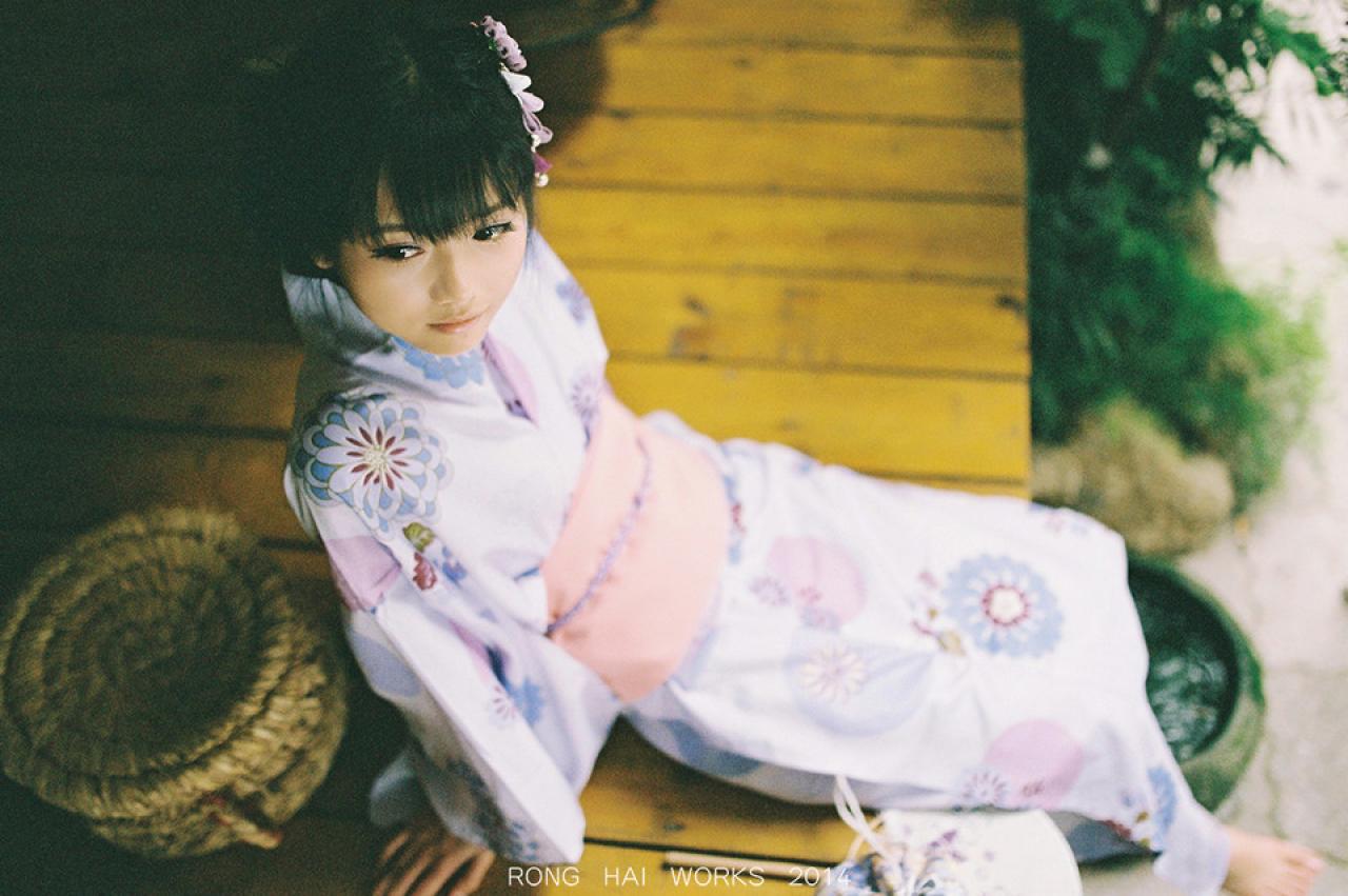 猫梓放松的坐在门口