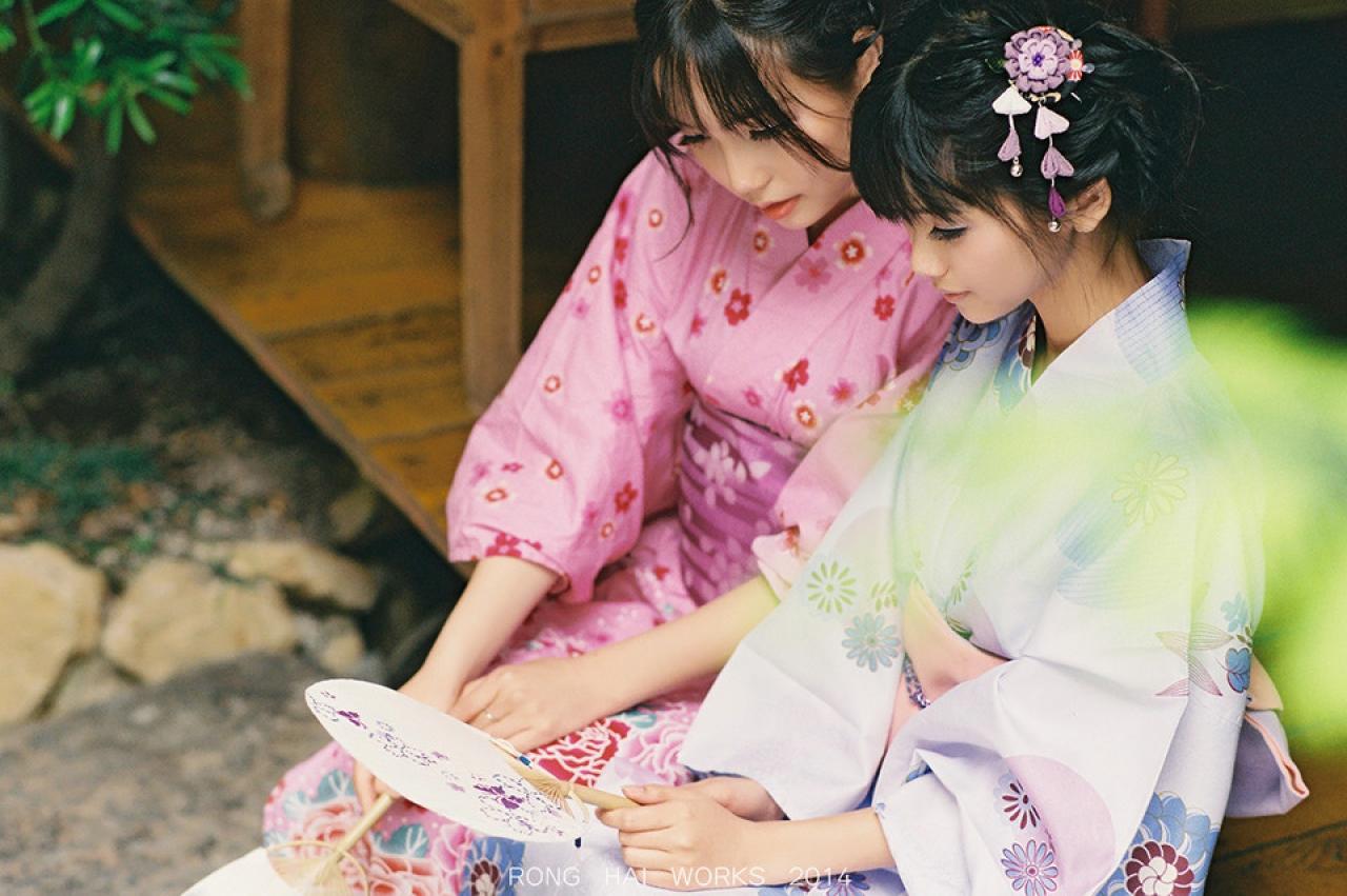 猫梓和七七一起看着扇子上的图案