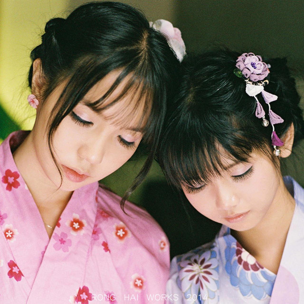 夜色下，猫梓和七七头靠在一起