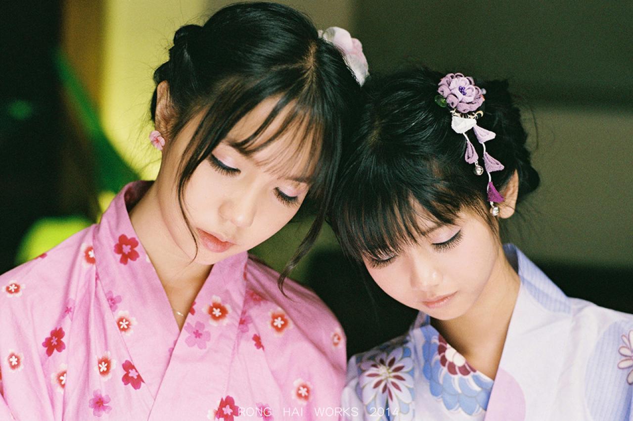 夜色下，七七和猫梓头靠在一起