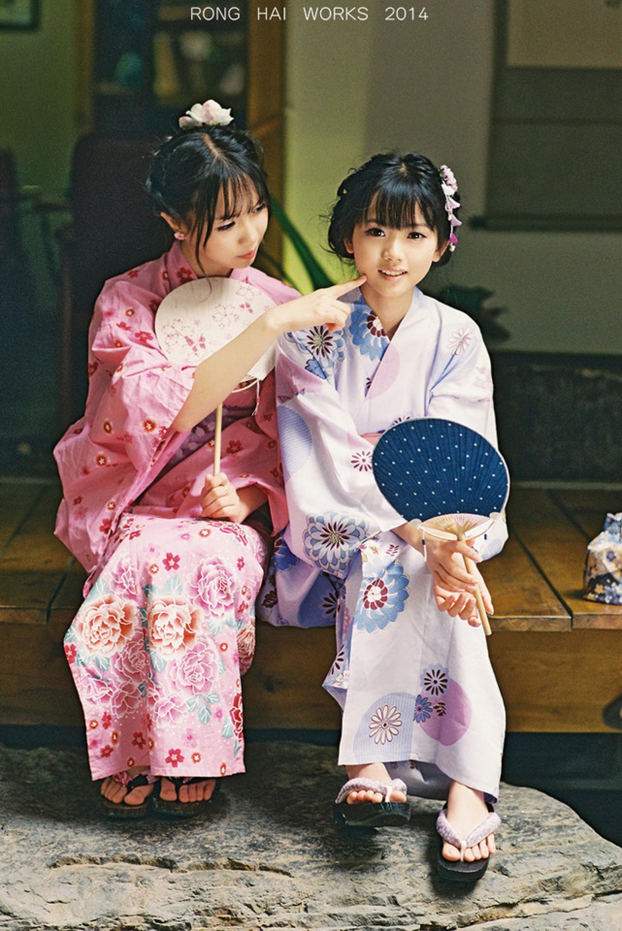 七七用食指戳了戳猫梓的脸颊