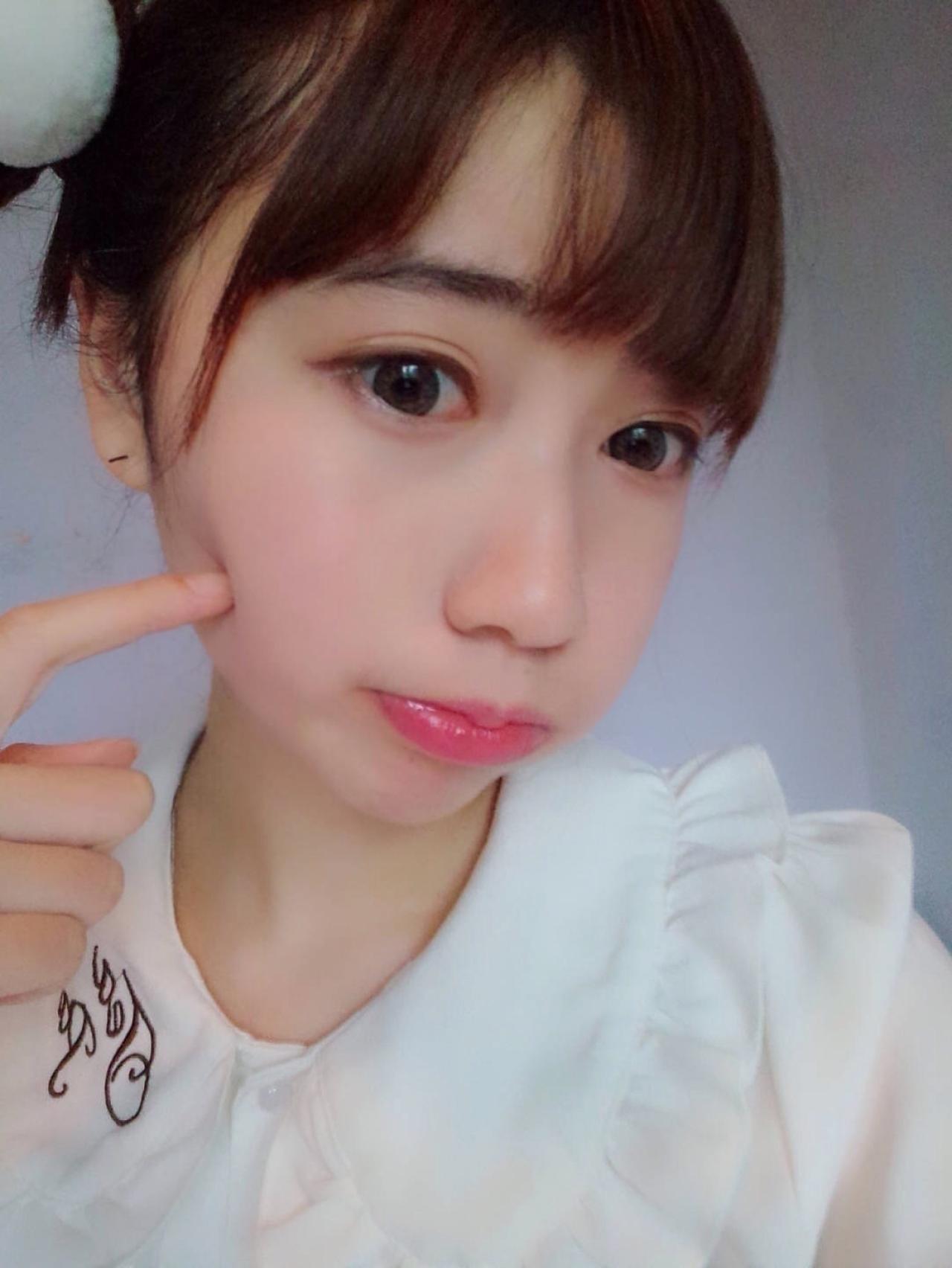 佐仓浅代鼓起月饼脸嘟嘴戳脸卖萌