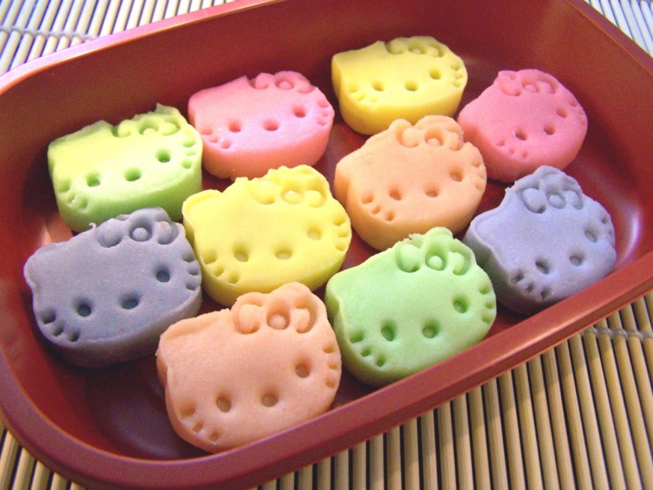 十只躺在盒子里的纯色HelloKitty月饼