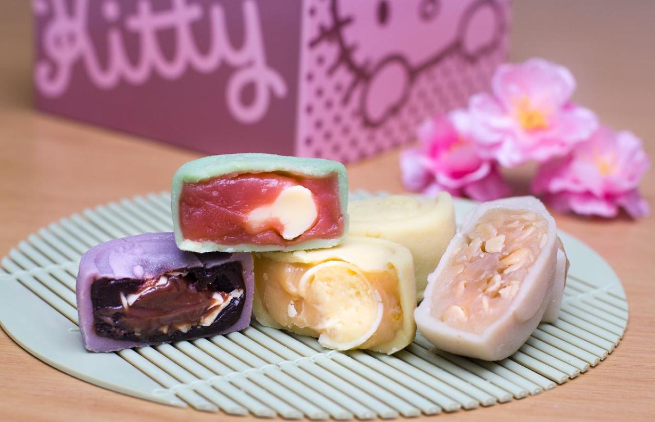 HelloKitty圆形月饼掰开，里面的馅儿