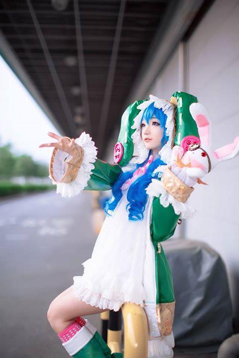 Miyuko在屋檐底下，左手拿着玩偶，伸出右手