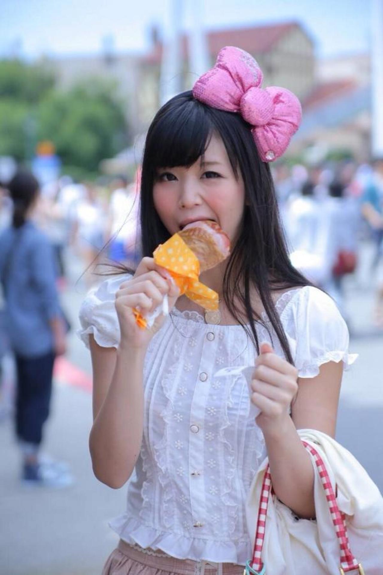 五木あきら在大阪街上吃着鸡腿 生活照