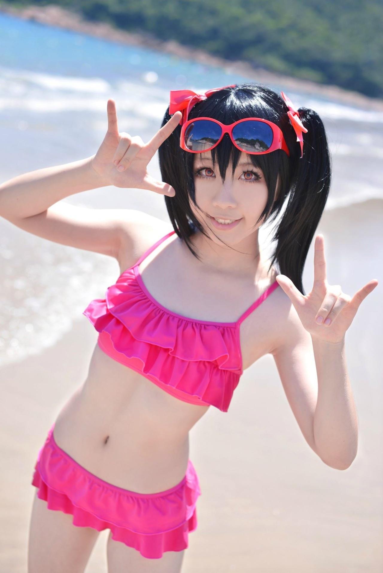 玛丽爷披着双马尾扮演矢泽妮可作ILOVEYOU手势