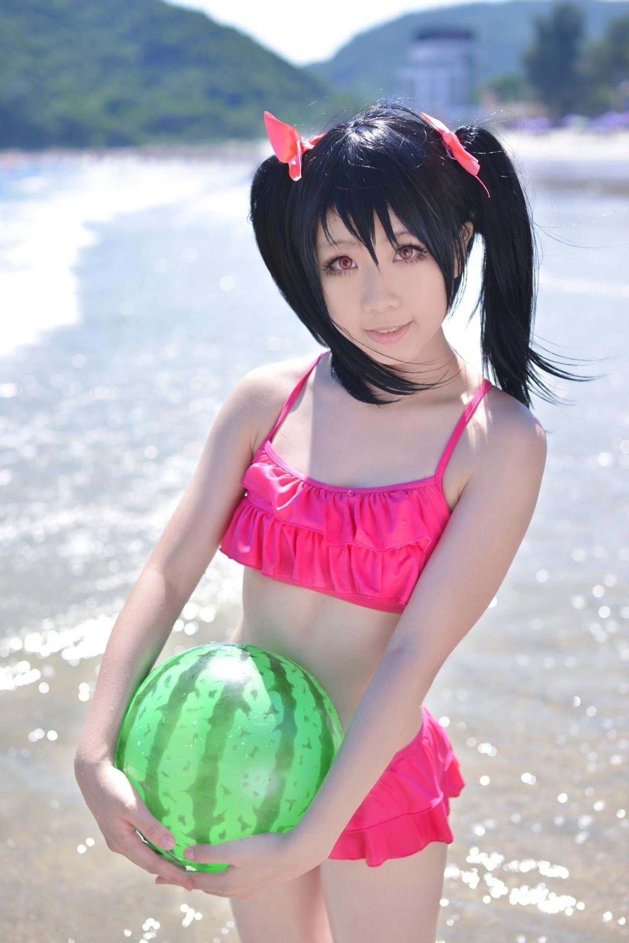 玛丽爷扮演矢泽妮可抱着西瓜