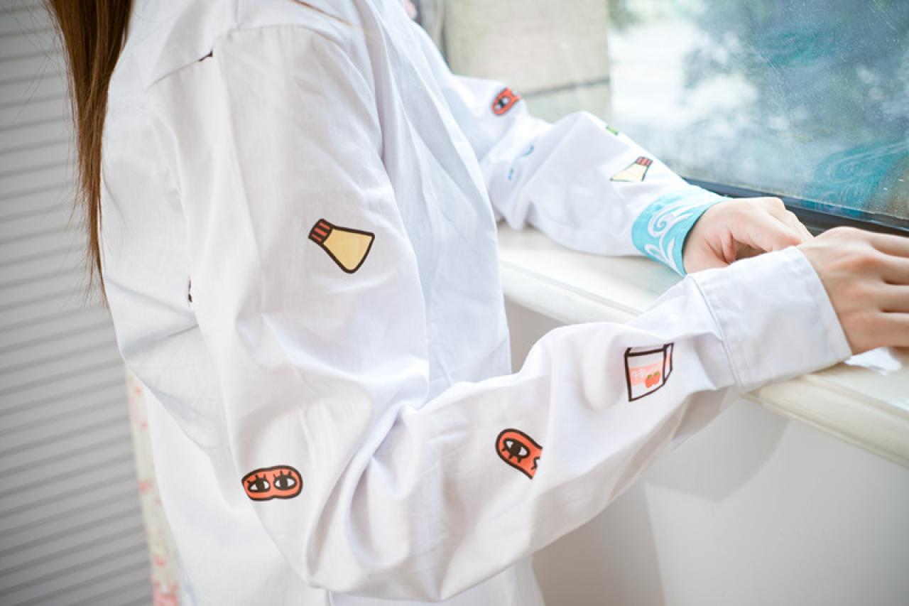 馋宝宝扒在窗台