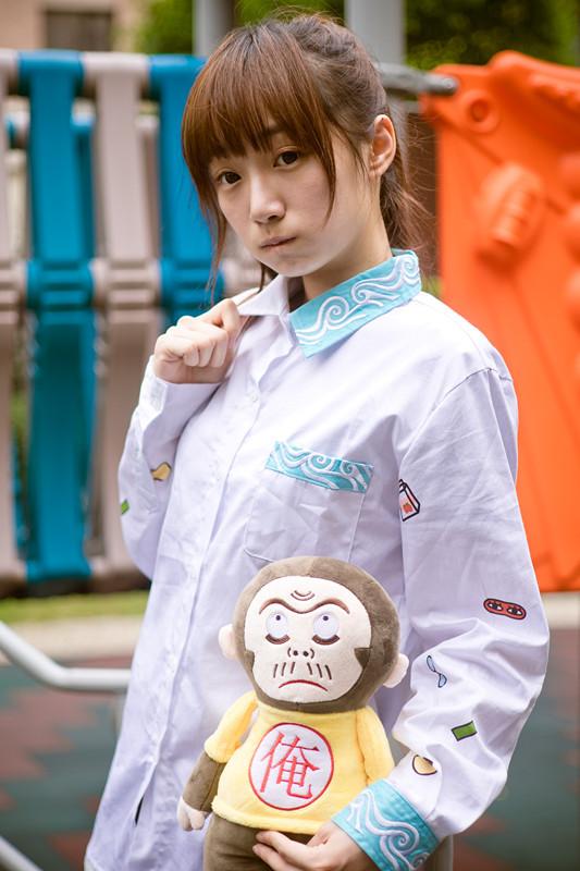 馋宝宝嘟嘴卖萌，抱着银魂小猴子玩偶，捏着衣领