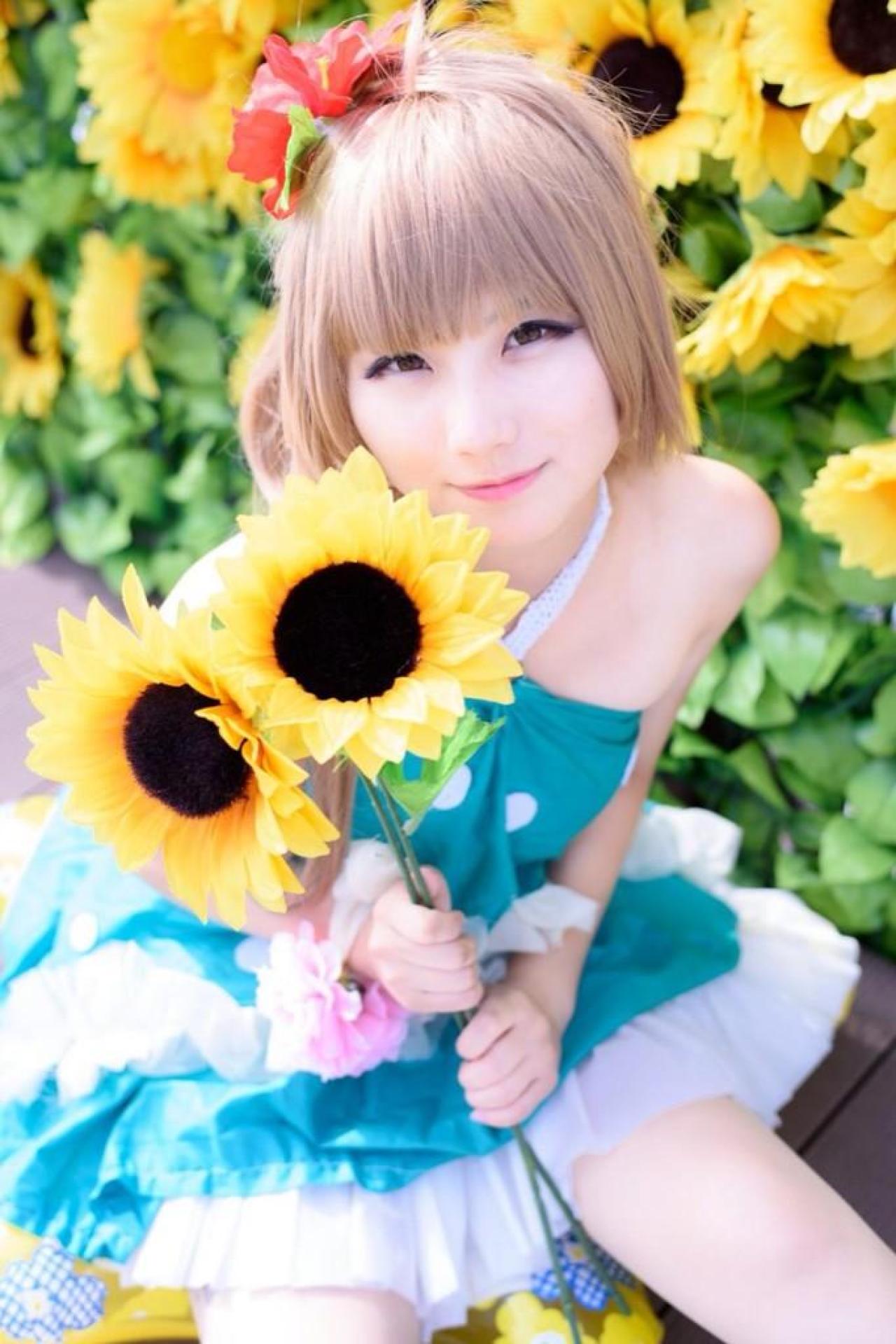 手握向日葵坐在花丛边的扮演南小鸟的あすな