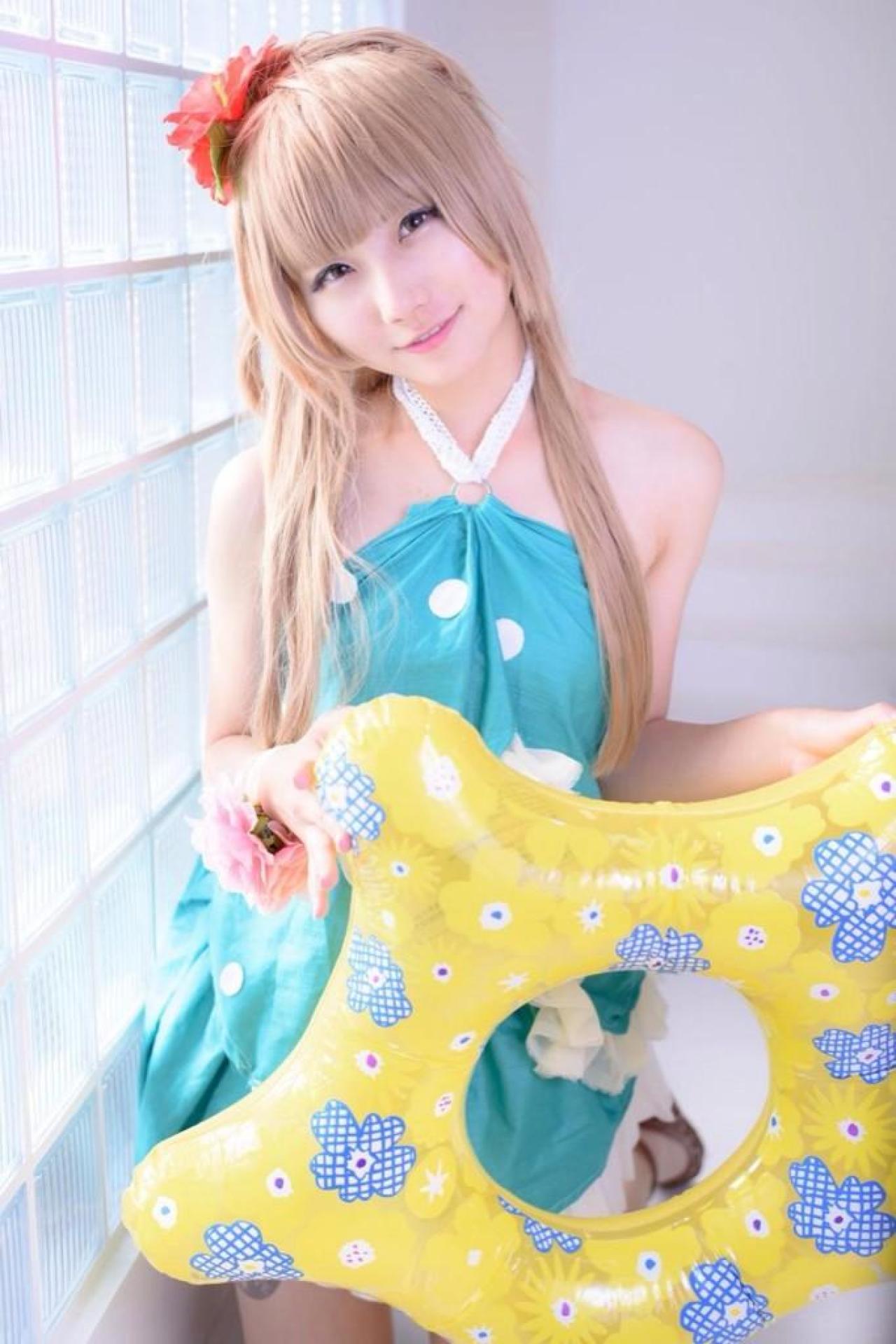 拿着星形泳圈的扮演南小鸟的あすな