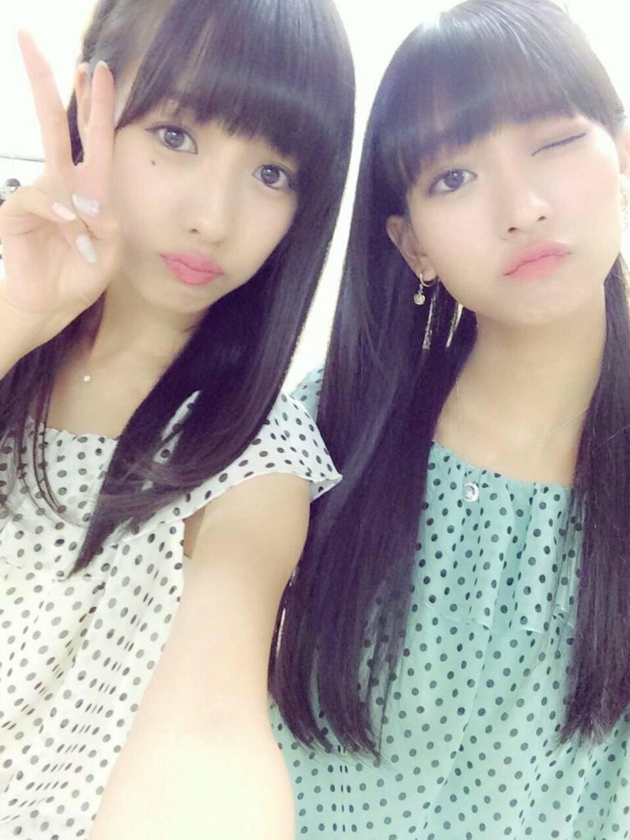 嘟嘴、眨眼卖萌的那奈和前田希美穿着同一款式的斑点套衫