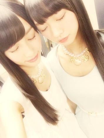 那奈和前田希美穿着白色连衣裙，闭眼，黑色长直发倾泻而下自拍照