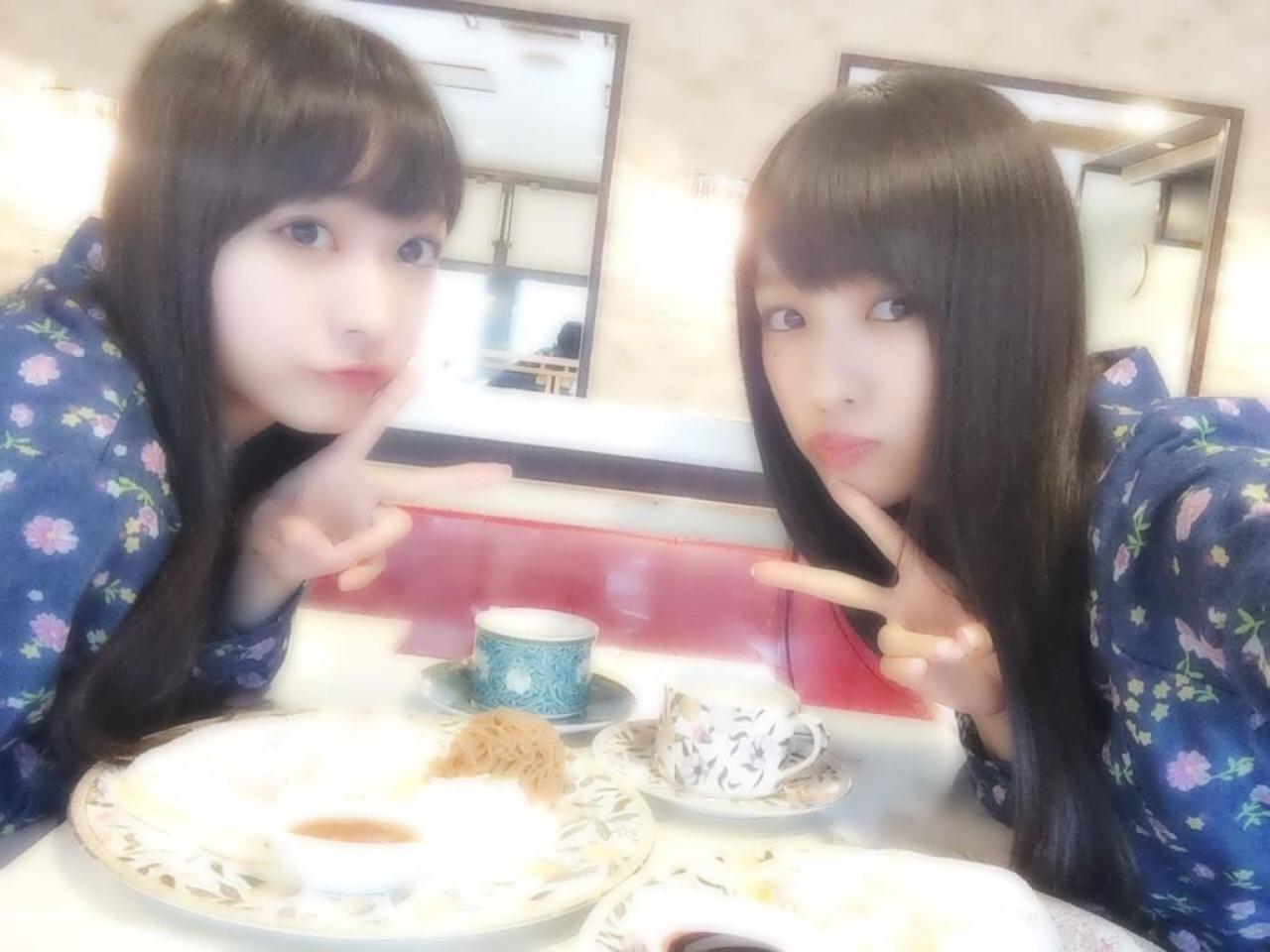 那奈和前田希美穿着蓝色睡衣，吃完饭，嘟嘴剪刀手卖萌自拍