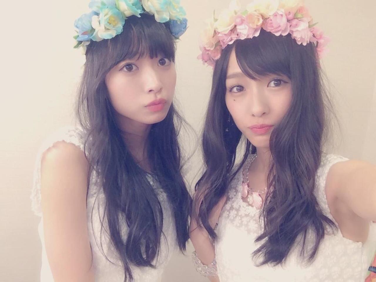 那奈和前田希美头戴花环，穿着白色连衣裙嘟嘴自拍