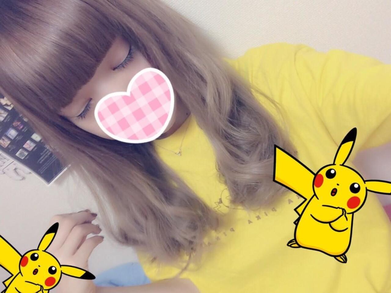 藤田ニコル扮成皮卡丘梳着公主头，穿着黄色T恤闭眼自拍