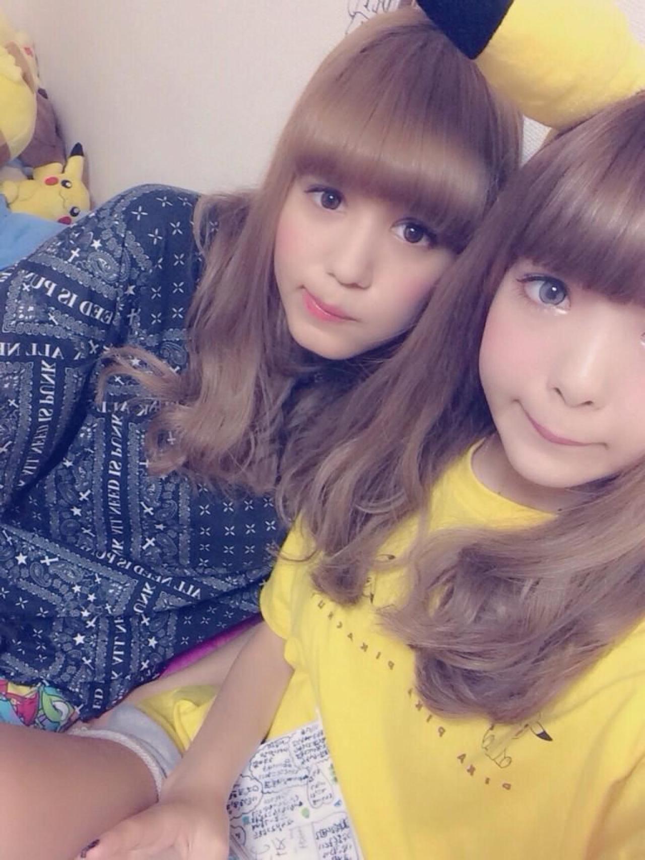 藤田ニコル和穿着蓝色T恤的小伙伴紗蘭合影