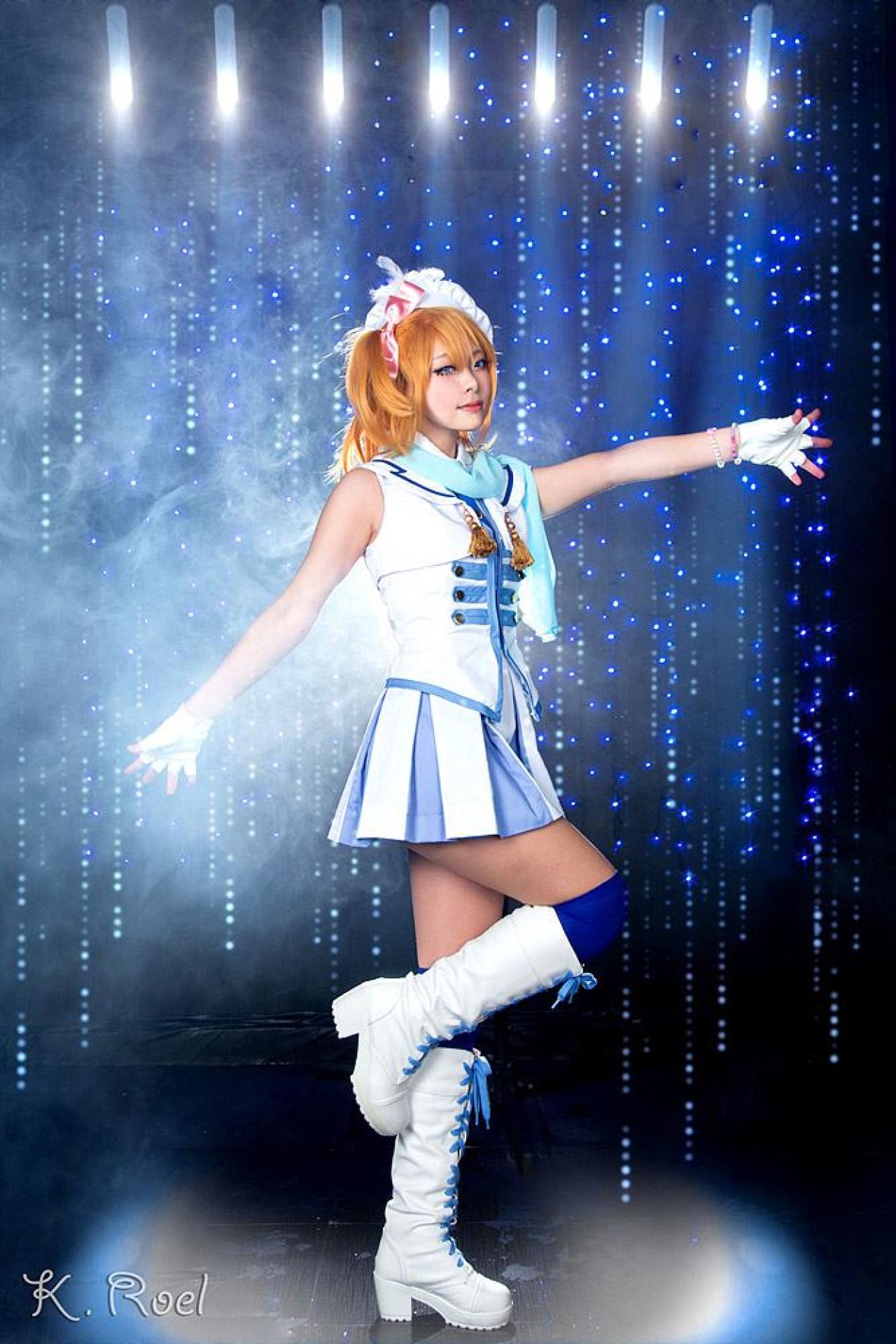 高坂穗乃果站立侧面照