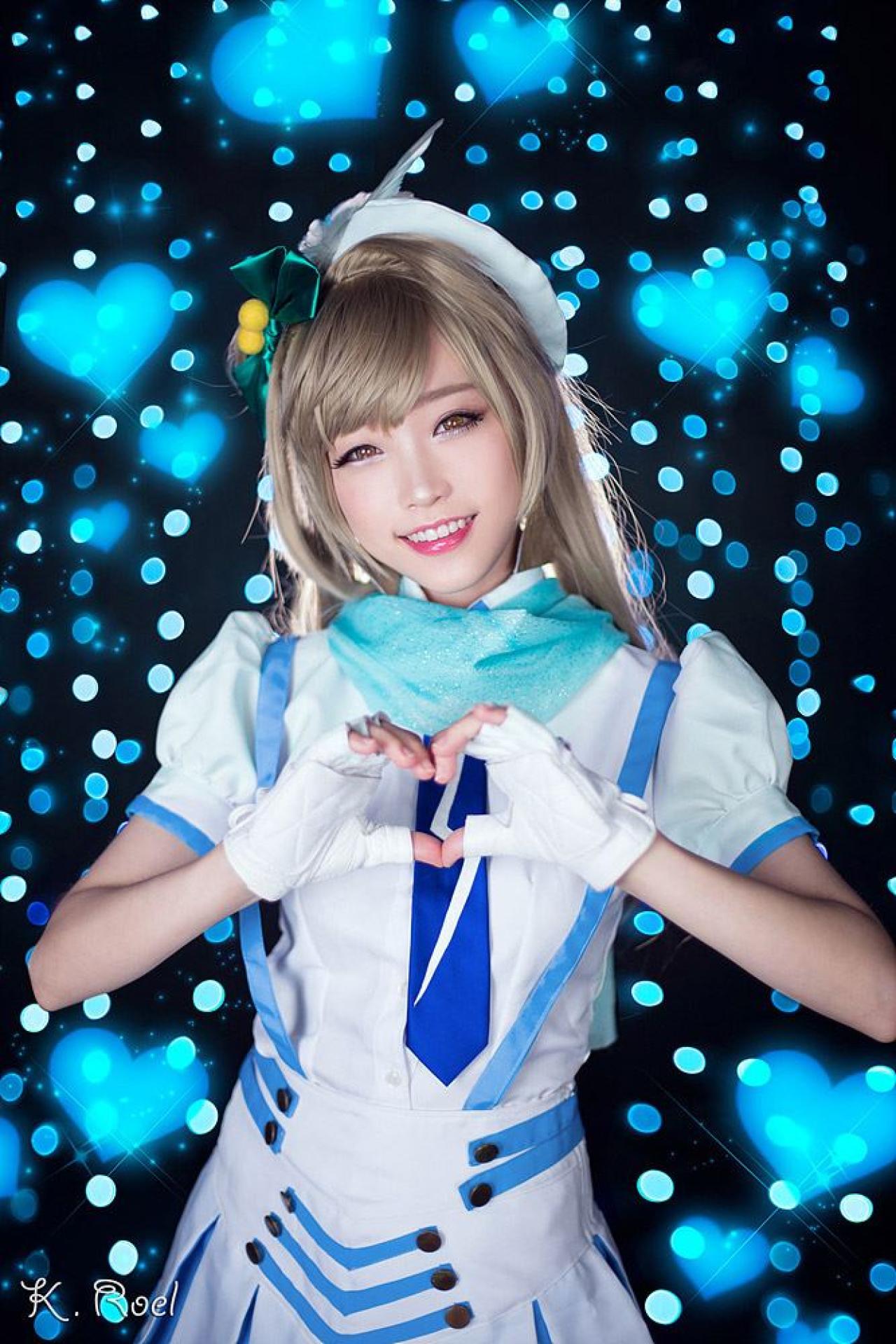 兔娘扮演南小鸟作心形手势