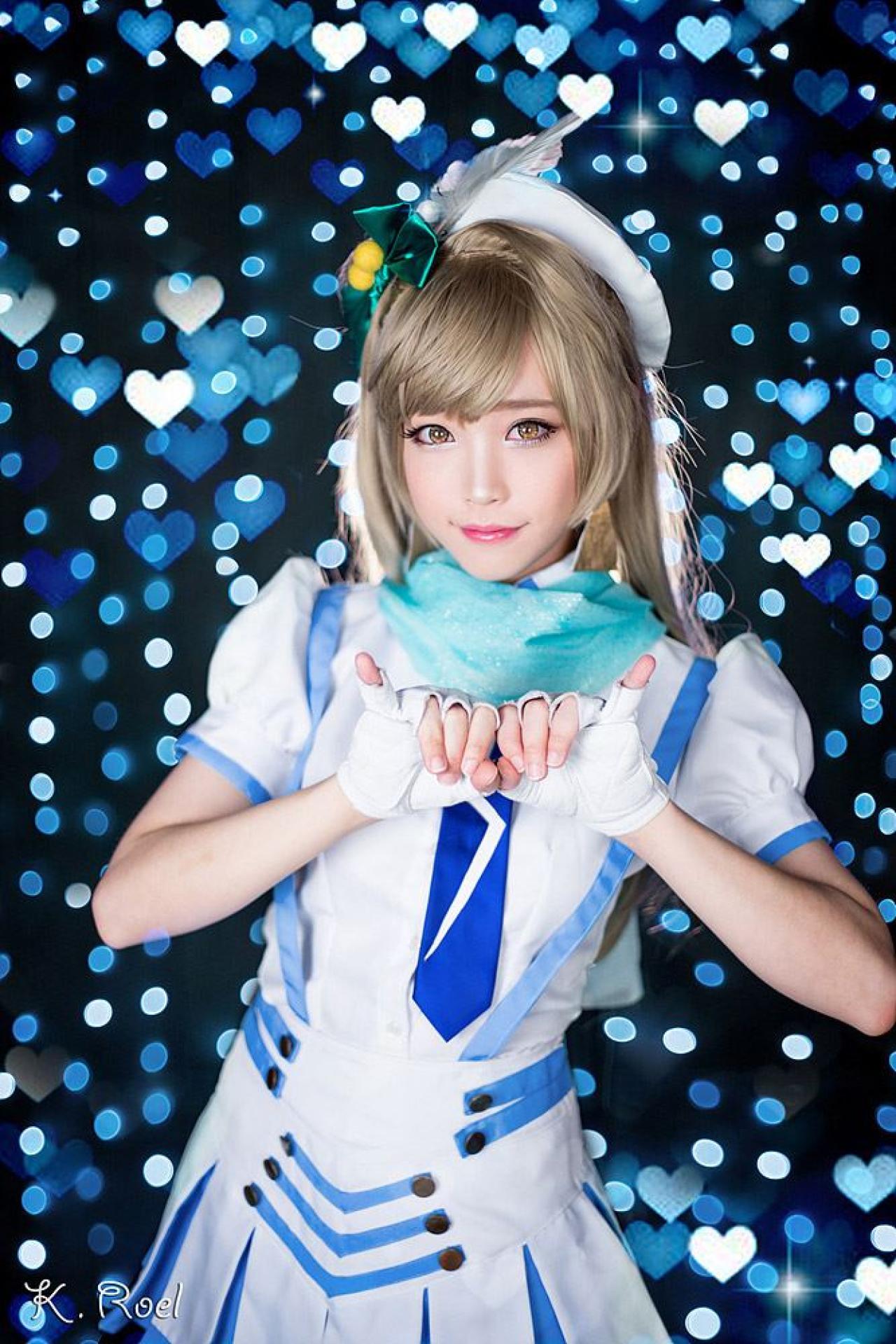 兔娘扮演南小鸟双手靠在一起，各竖起小拇指