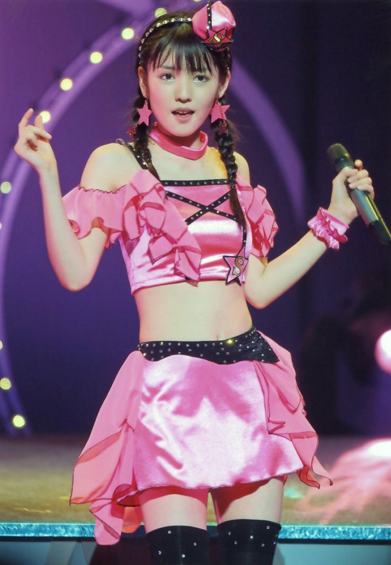 双马尾发型的道重沙由美拿着话筒