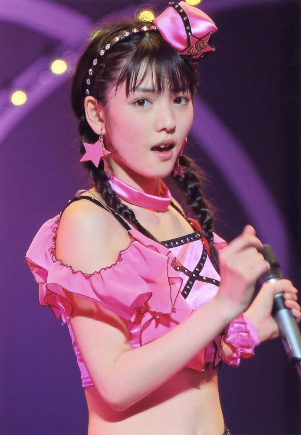 双马尾发型的道重沙由美上身照