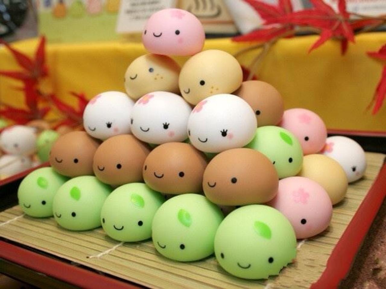 放在一起，摆成金字塔形状的微笑团子