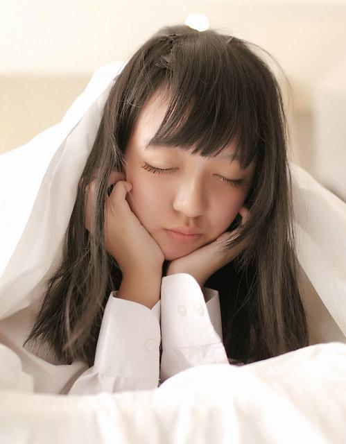 奈音蘑菇闭着眼睛捧着脸扒在被窝里