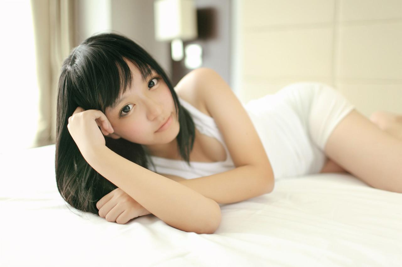 奈音蘑菇侧身躺在床上