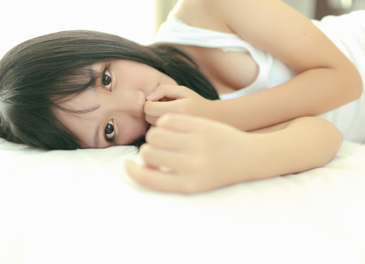 奈音蘑菇侧身躺在床上看着镜头