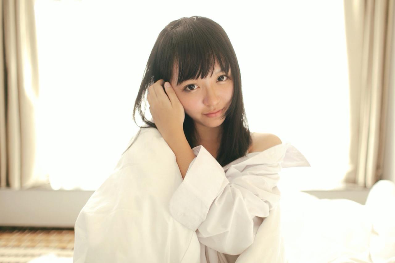 奈音蘑菇裹着被子，捋了捋头发