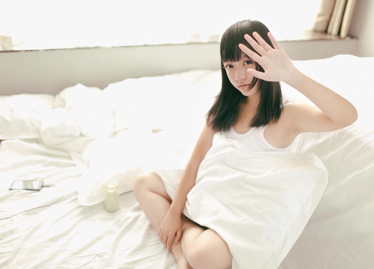 奈音蘑菇、牛奶和手机