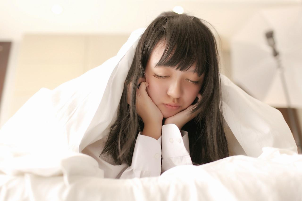 奈音蘑菇闭着眼睛捧着脸扒在被窝里