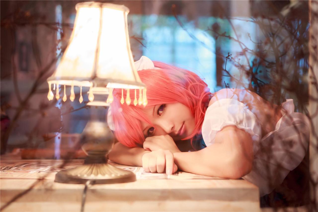 icey扮演西木野真姬扒在桌子上