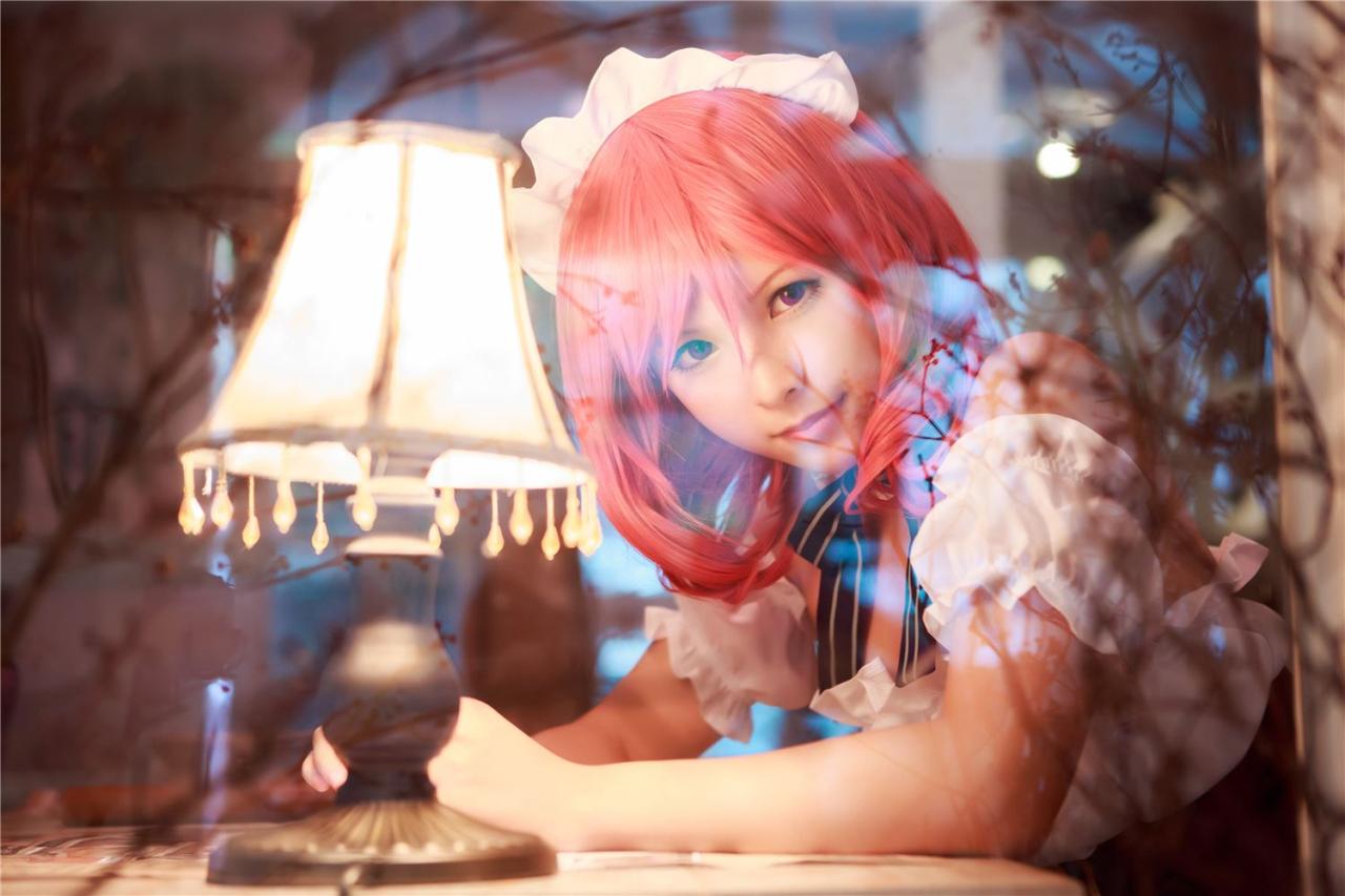 icey扮演西木野真姬坐在桌旁看着镜头