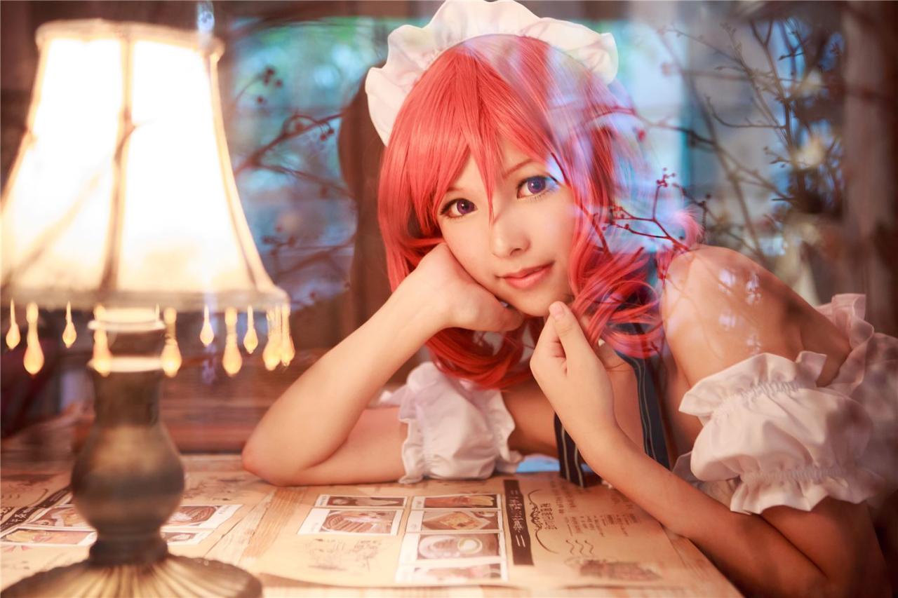 icey扮演西木野真姬扒在桌子上，手撑着下巴