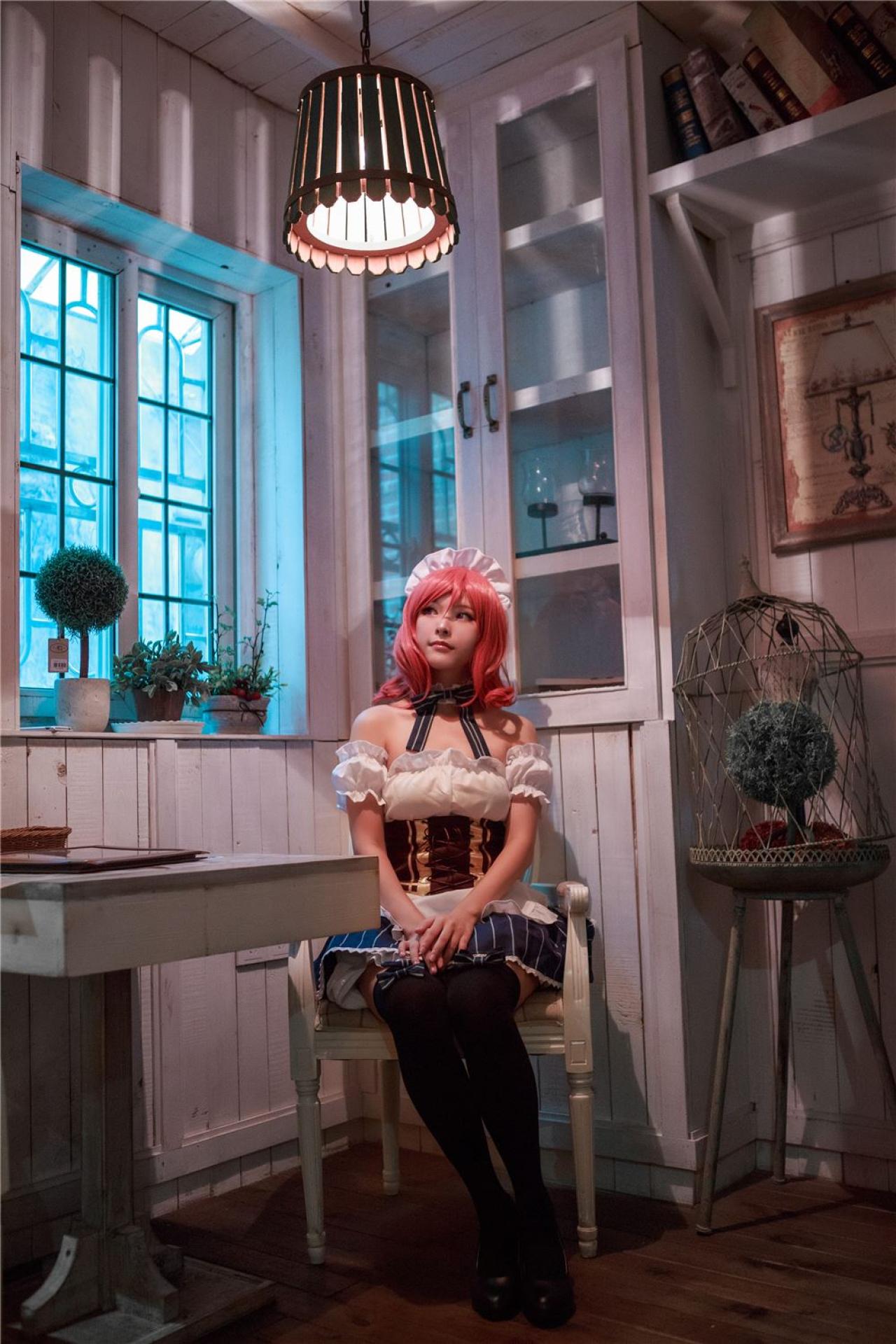 icey扮演西木野真姬坐在窗前